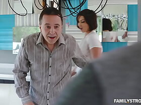 大胸熟女诱惑继侄子并与其发生性关系