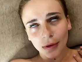 叫了个妓女，然后戴着避孕套干了她的屁股