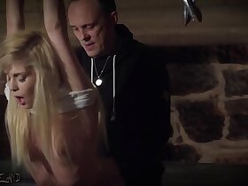 对年轻奴隶进行严厉的BDSM惩罚