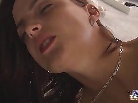 老年轻超级热口交射精被爷爷插进她的小穴