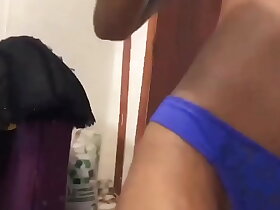 我醒来时看到 Pitbull 正在自慰，于是我决定给他一点帮助