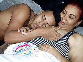 我吮吸继母的乳头