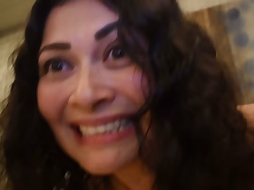 ラテン系のホットな妻は義理の息子の友達に飽きることがない