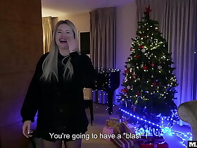 两位美丽的圣诞母亲金发女郎在树下进行肛交并在钢琴上进行双插！！！