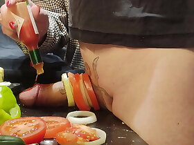 厨房里的极度鸡巴和尿道折磨！烹饪鸡巴2。第1/3集。