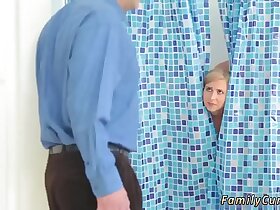 男人的继母和赞助人的女儿走进我的淋浴间