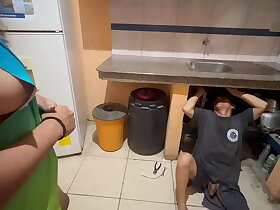 可耻的水管工调整了性感邻居妓女的阴道，而她却要求更多