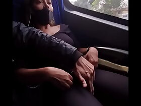 我请一位陌生人在公交车上为我演奏了一首 siririca！/ Mari 和 Chell /