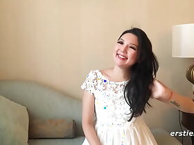 阿米莉亚用手指抚摸她剃光的阴部