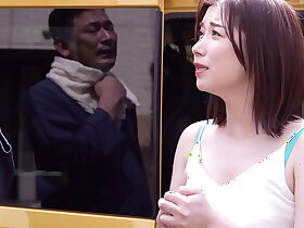 这个故事讲述了我，一个性欲旺盛的男人，被搬到隔壁的寡妇激起性欲，然后角色互换，在汗流浃背的反向繁殖机里被榨干精液。——加藤椿