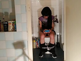性感哥特少女一边玩手机一边撒尿 pt2 HD