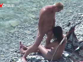 海滩偷窥狂。淫妇妻子在公共场合口交并被干