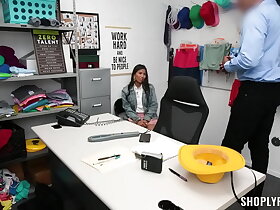 娇小亚洲小偷吮吸大黑鸡巴