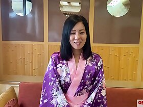 一位身着艺伎浴衣的41岁已婚女性，以女上位姿势尽情狂欢。她进行了一次自由奔放的户外口交，并进行了一次羞涩的自慰。一个普通的日式无性出轨妻子，可以有外遇吗？一位年轻成熟女性的故事。自慰、户外、口交、站立后入式版。OSAKAPORN