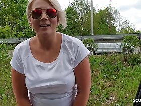 德国巨乳熟妇搭便车的Tatjana在车里给他口交以表感谢 - 德国熟妇