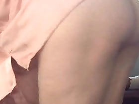 隐藏摄像头！！在按摩院被一个19岁的亚洲女孩撸管，她拥有完美的臀部，而且没穿内裤。她说这是她第一天上班，她从未见过这么大的鸡巴，我在5分钟内射了3次，她一直在拉扯我，留下一个大鸡巴。