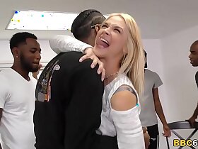 与肛交荡妇Sarah Vandella的跨种族群交