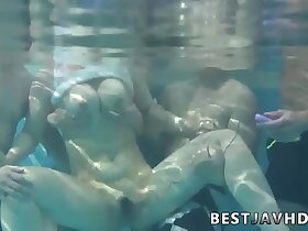 最淫荡的亚洲女人小宫铃奈 (Suzuna Komiya) 在最精彩的日本群体性交场景中在泳池边进行口交。